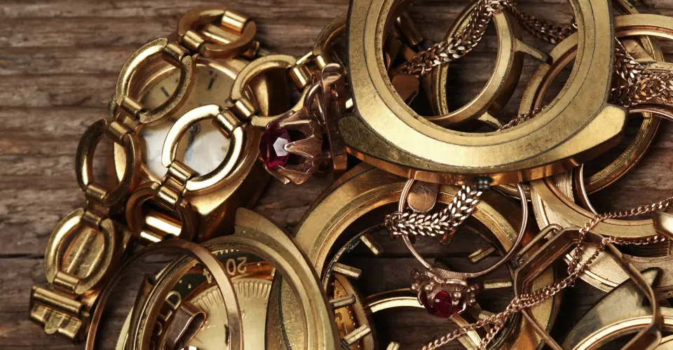 Weighing gold jewelry for appraisal